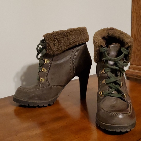 Fur lined ankle booties, size 6 - Picture 2 of 5